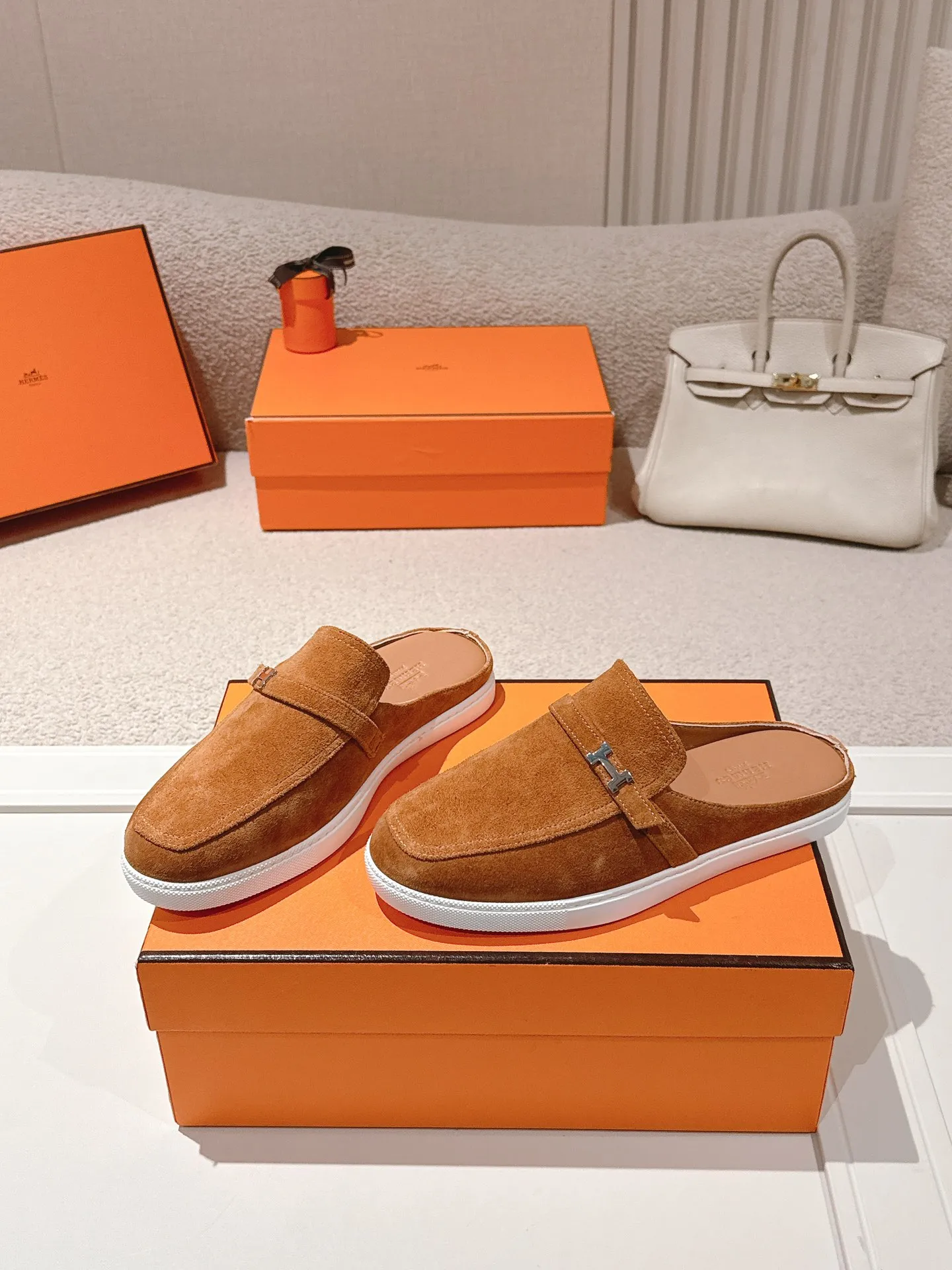 Men's men's shoes 💰560💰 Hermes 25ss new autumn and winter loafers, British retro design, classic and durable! Original reverse mold last, the ultimate 1:1 shape. Fabric: Cow suede/calfskin Lining: Imported sheepskin lining Outsole: Open-molded rubber sole Size: 35-45